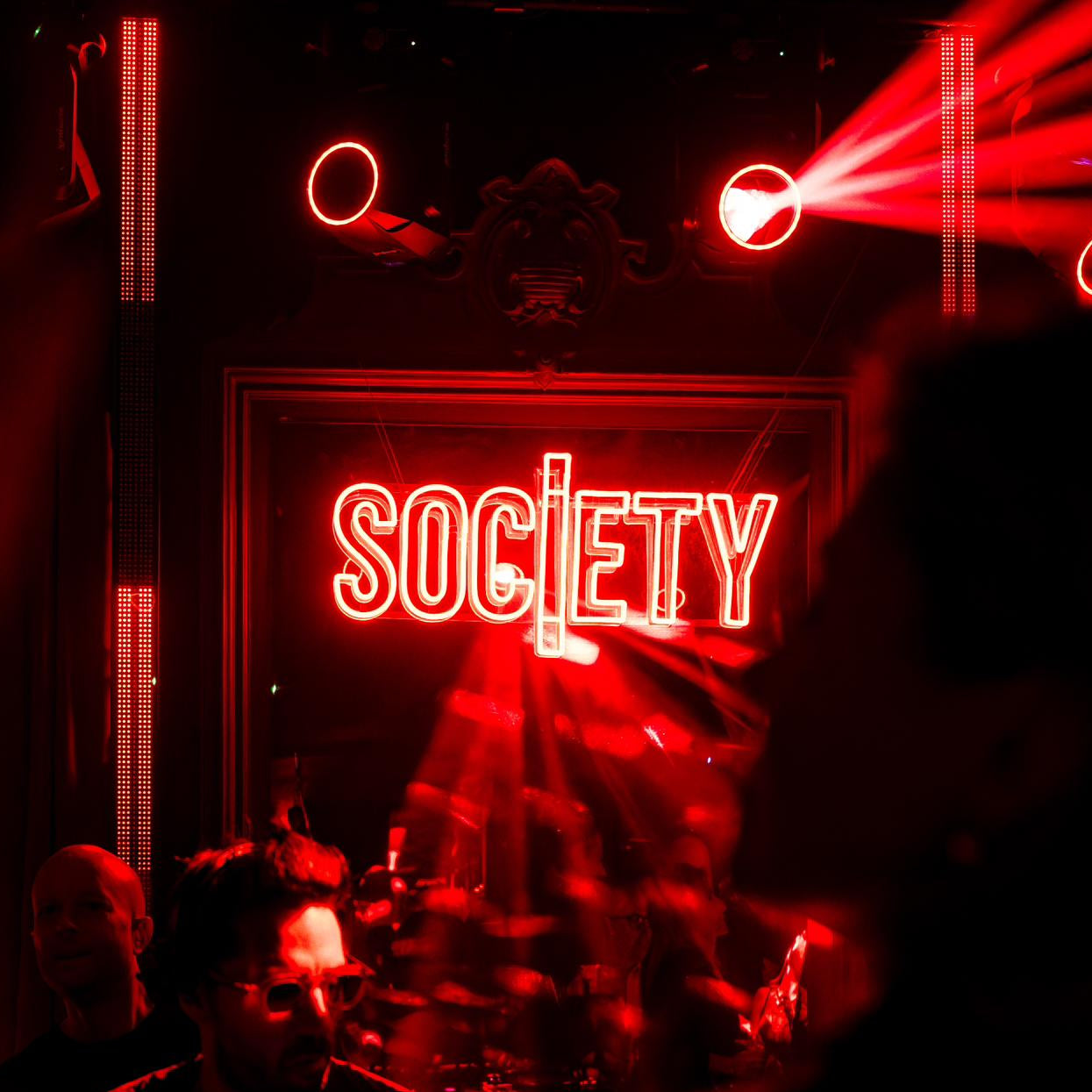 שלט ניאון אדום עם הכיתוב "Society" המעוצב במיוחד לעיצוב מועדונים, שלט ניאון עוצמתי ויוקרתי ליצירת אווירה לילית בולטת במסיבות ובברים.