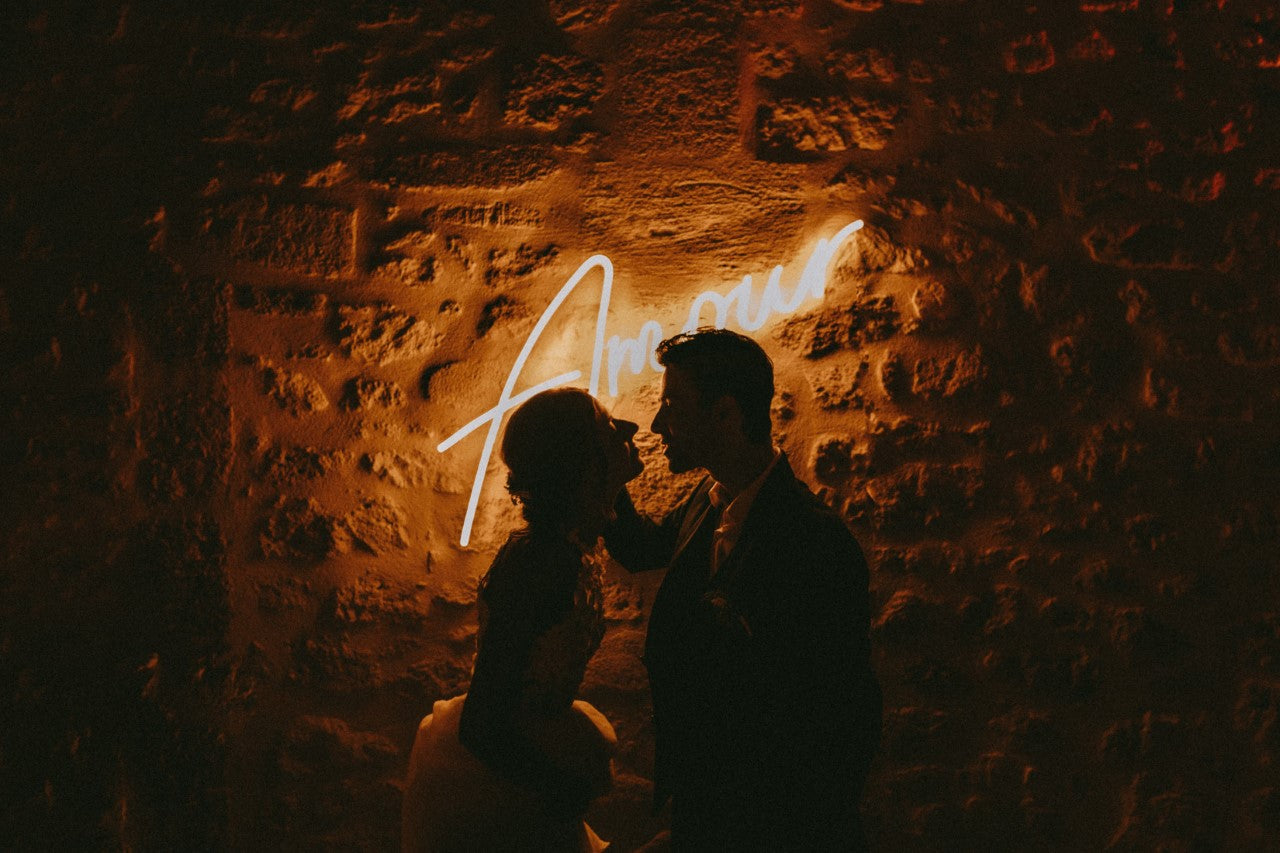 שלט ניאון לחתונה "Amour" אירוע חתונה אלגנטי, שלט לבן חם
