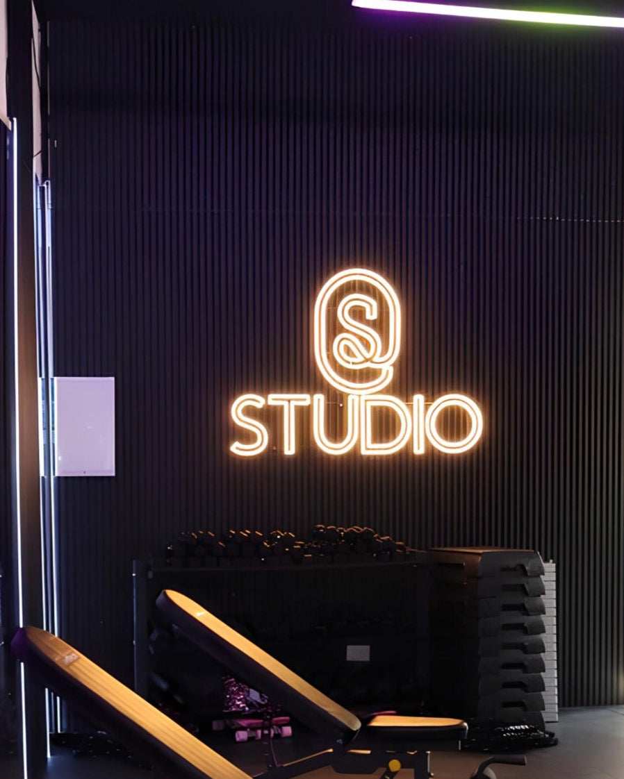 שלט ניאון לסטודיו